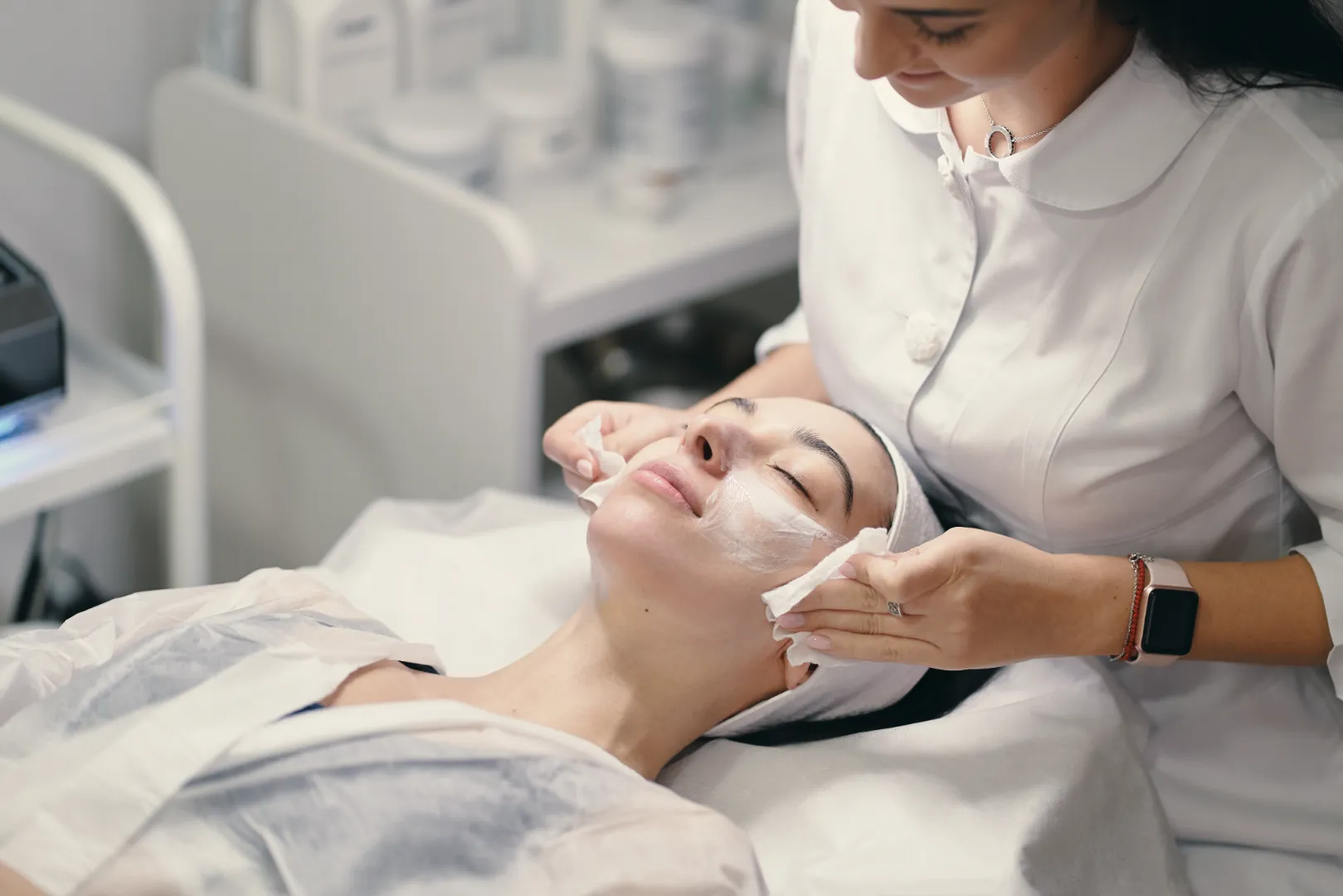 Aesthetic centre scheduling treatments with GlamUP