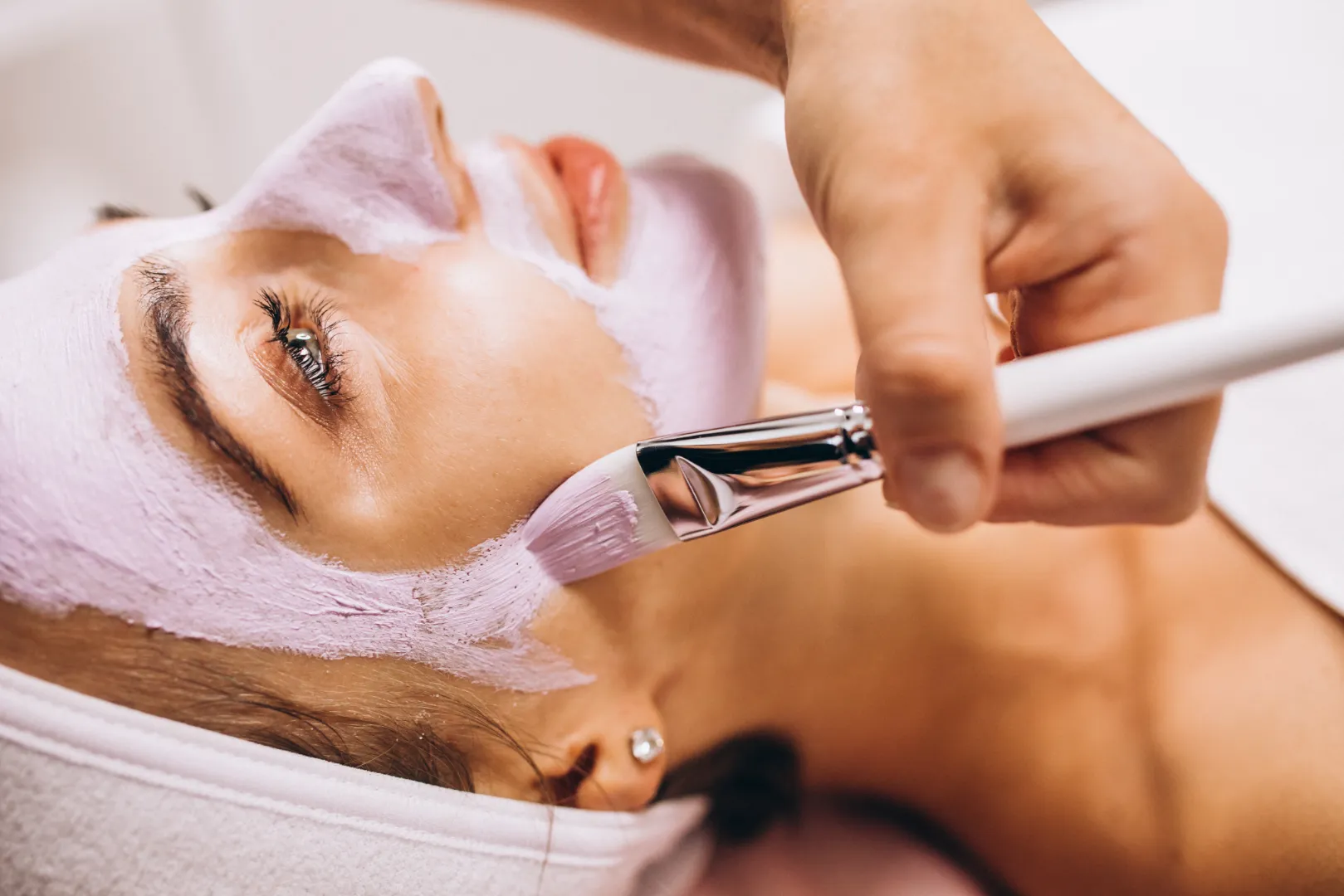Beauty salon managing services and staff with GlamUP